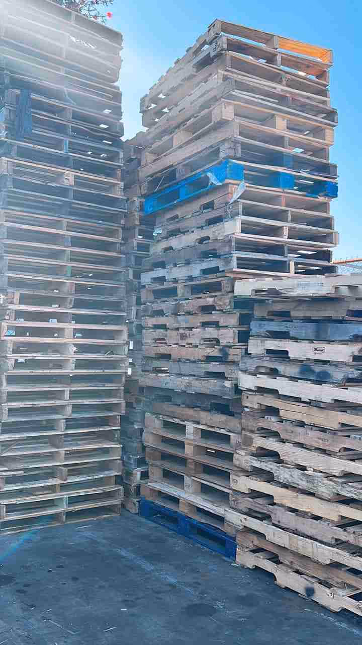 Fairbanks, Alaska - Grade A Premium 48x40 Wood Pallets