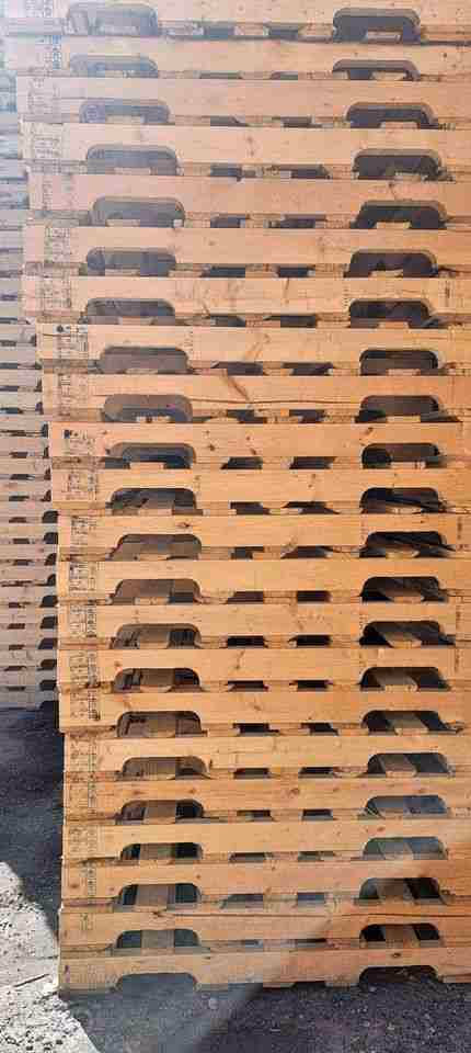 Fort Wayne, Indiana - Grade A Premium 48x40 Wood Pallets