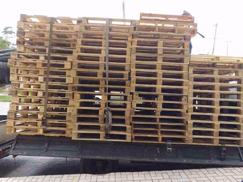Davenport, Iowa - Grade A Premium 48x40 Wood Pallets