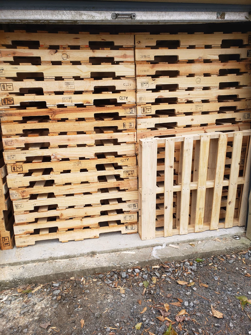 Auburn, Maine - Grade A Premium 48x40 Wood Pallets