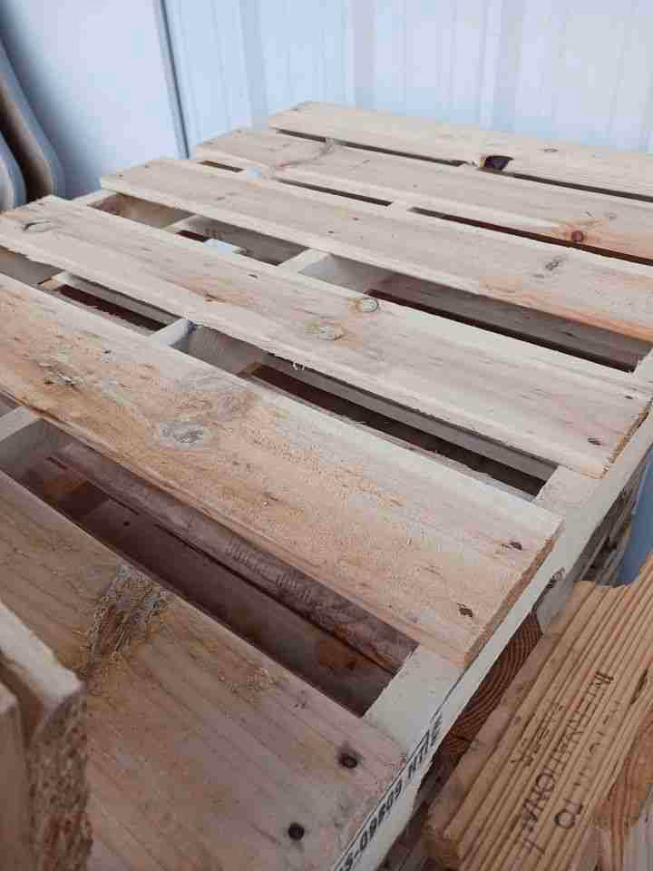 Minneapolis, Minnesota - Grade A Premium 48x40 Wood Pallets