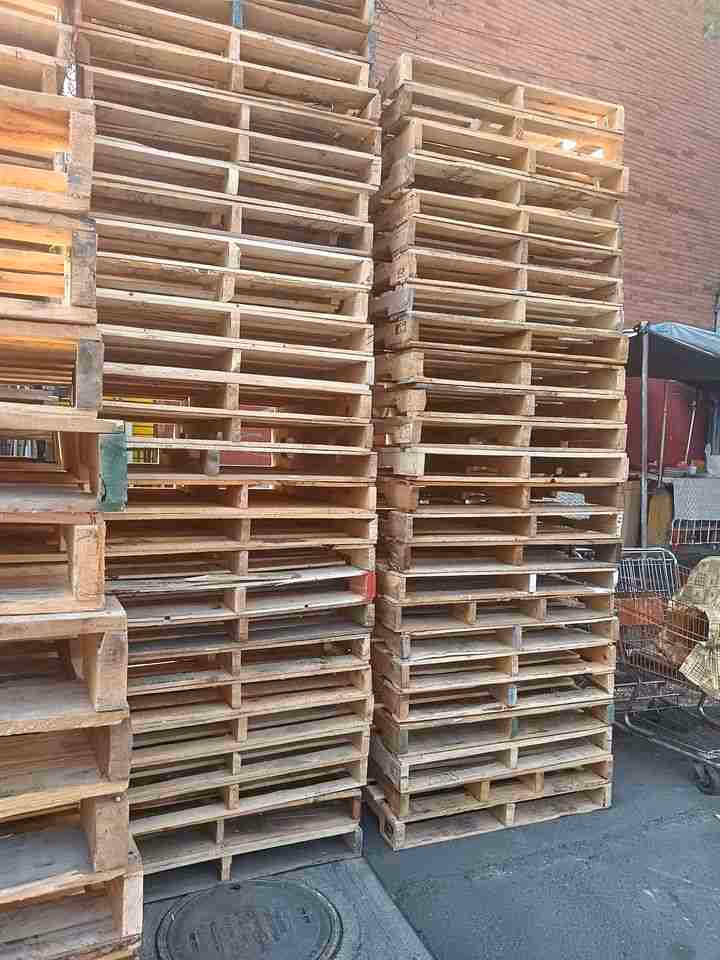 Hattiesburg, Mississippi - Grade A Premium 48x40 Wood Pallets