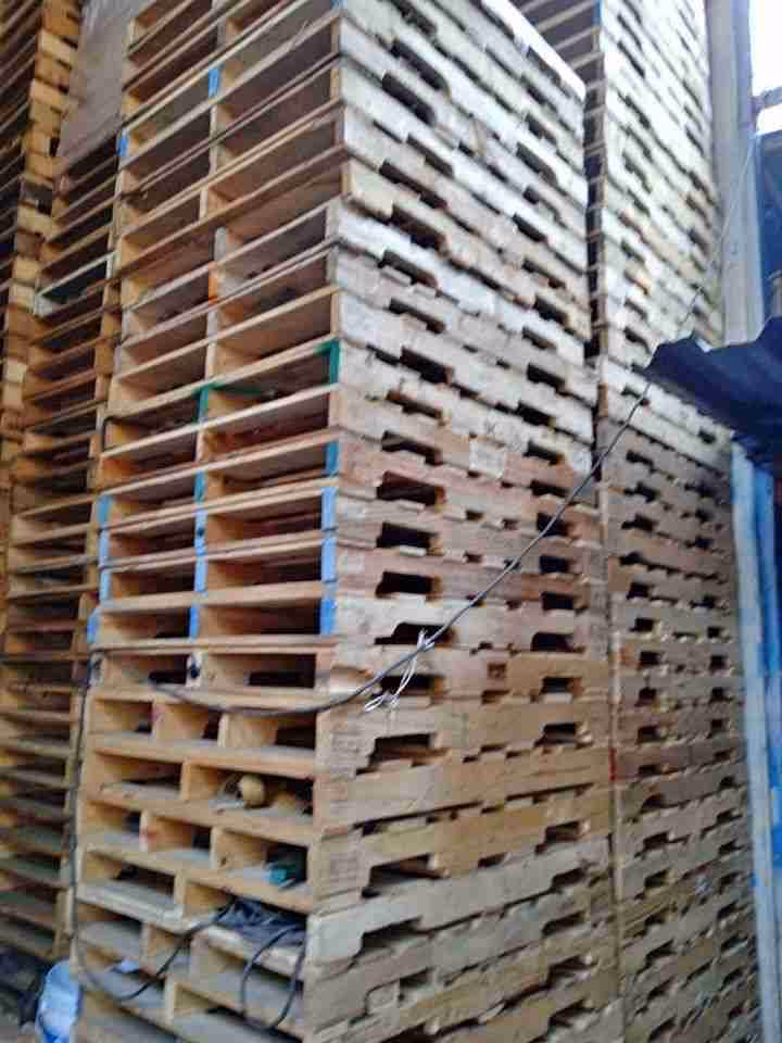 Missoula, Montana - Grade A Premium 48x40 Wood Pallets