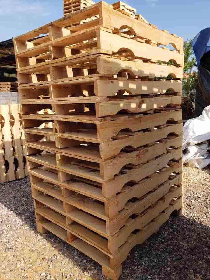 Grand Forks, North Dakota - Grade A Premium 48x40 Wood Pallets