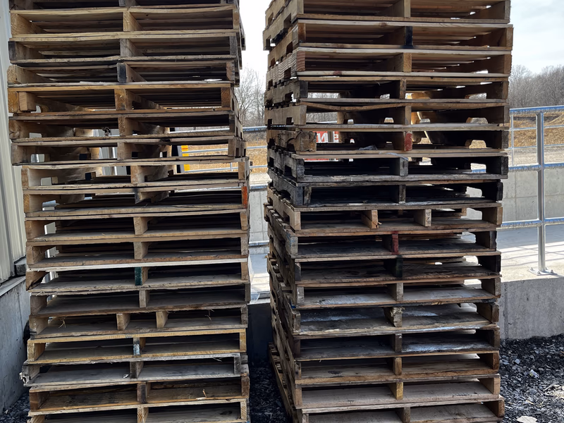 Fayetteville, Arkansas - Grade A Premium 48x40 Wood Pallets