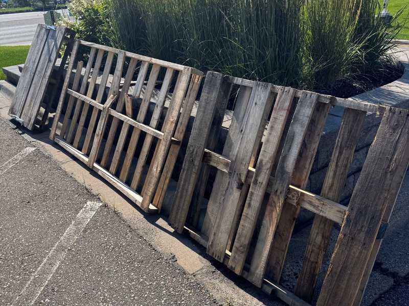 San Mateo, California - Grade C Economy Wood Pallets