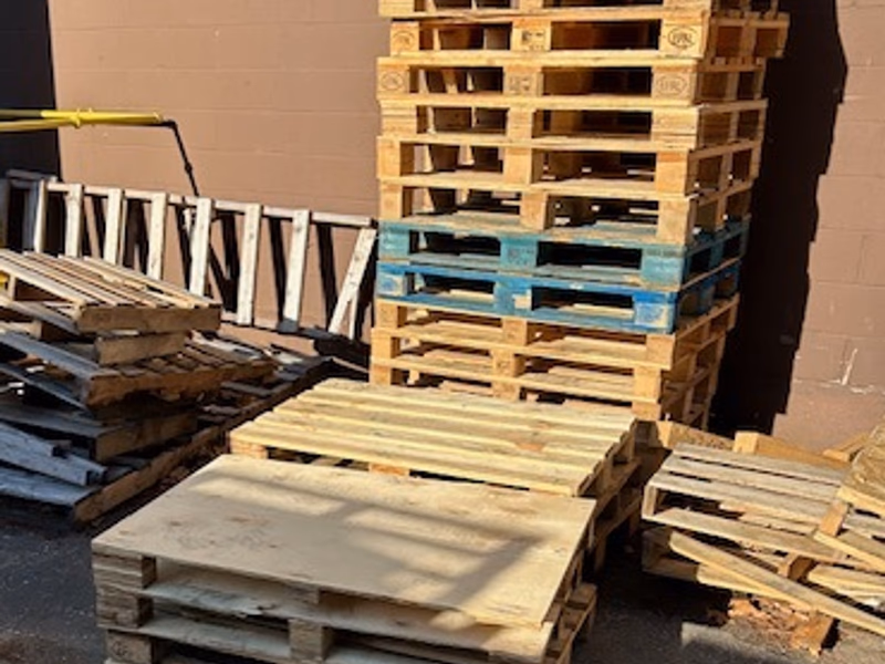 Burbank, California - Grade C Economy Wood Pallets